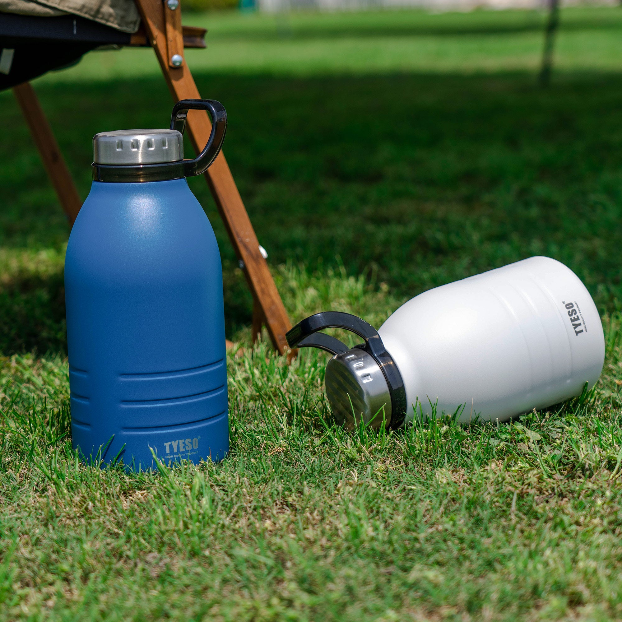 TYESO_Big Capacity Outdoor Bottle with Handle_Blue_51OZ &white