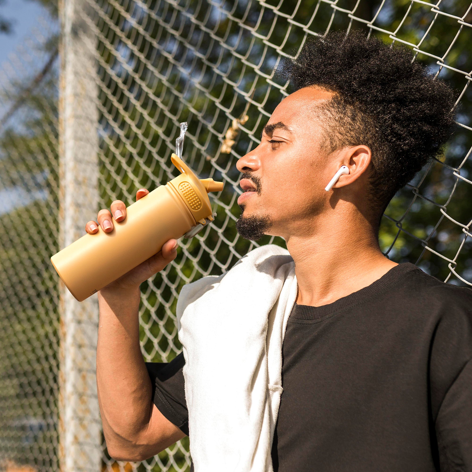 TYESO_Wander lockable Stainless Steel Sports Bottle With Straw_Yellow_20oz usage