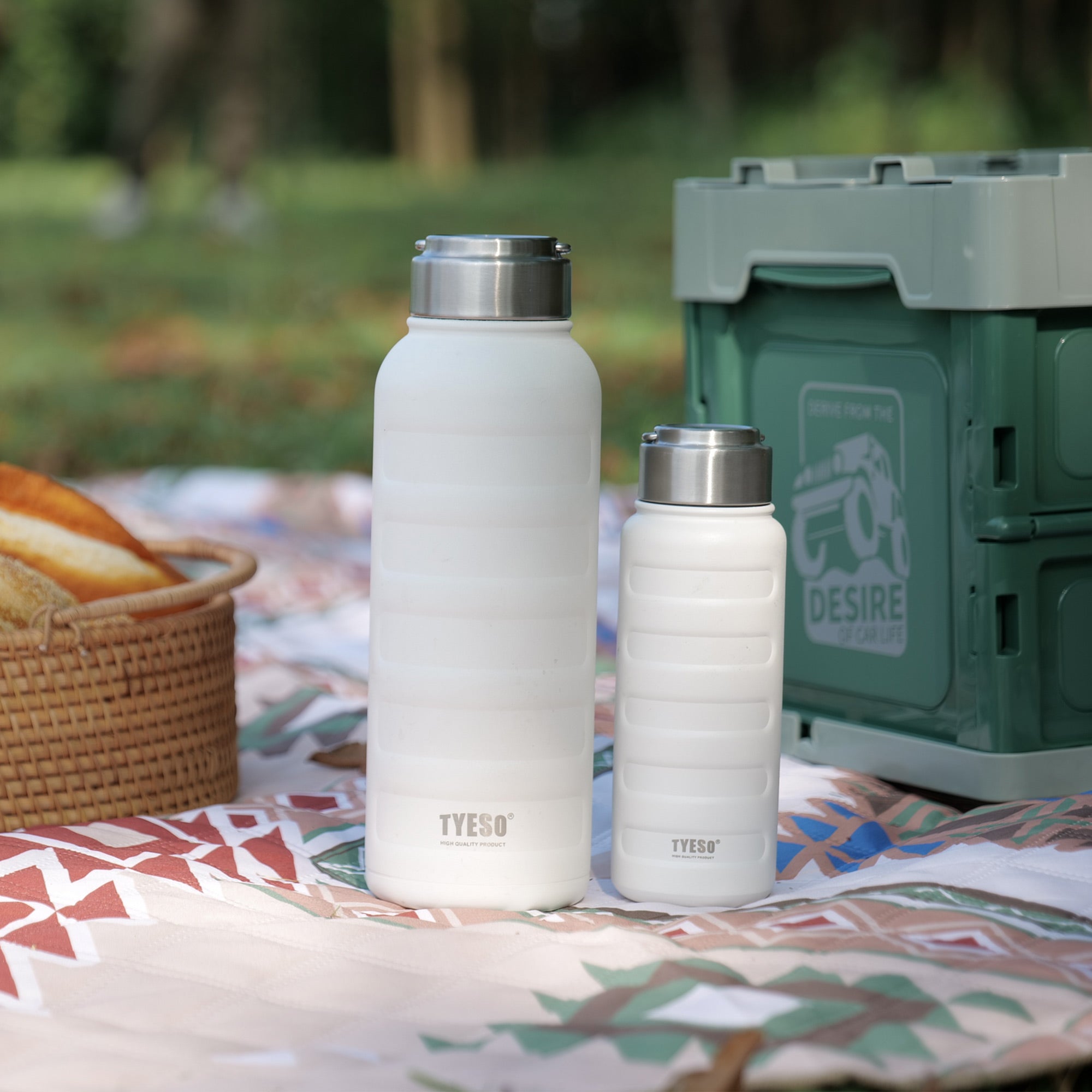 TYESO ASCENT Portable Sports Bottle with lovely shape in White – carry handle detail #color_white