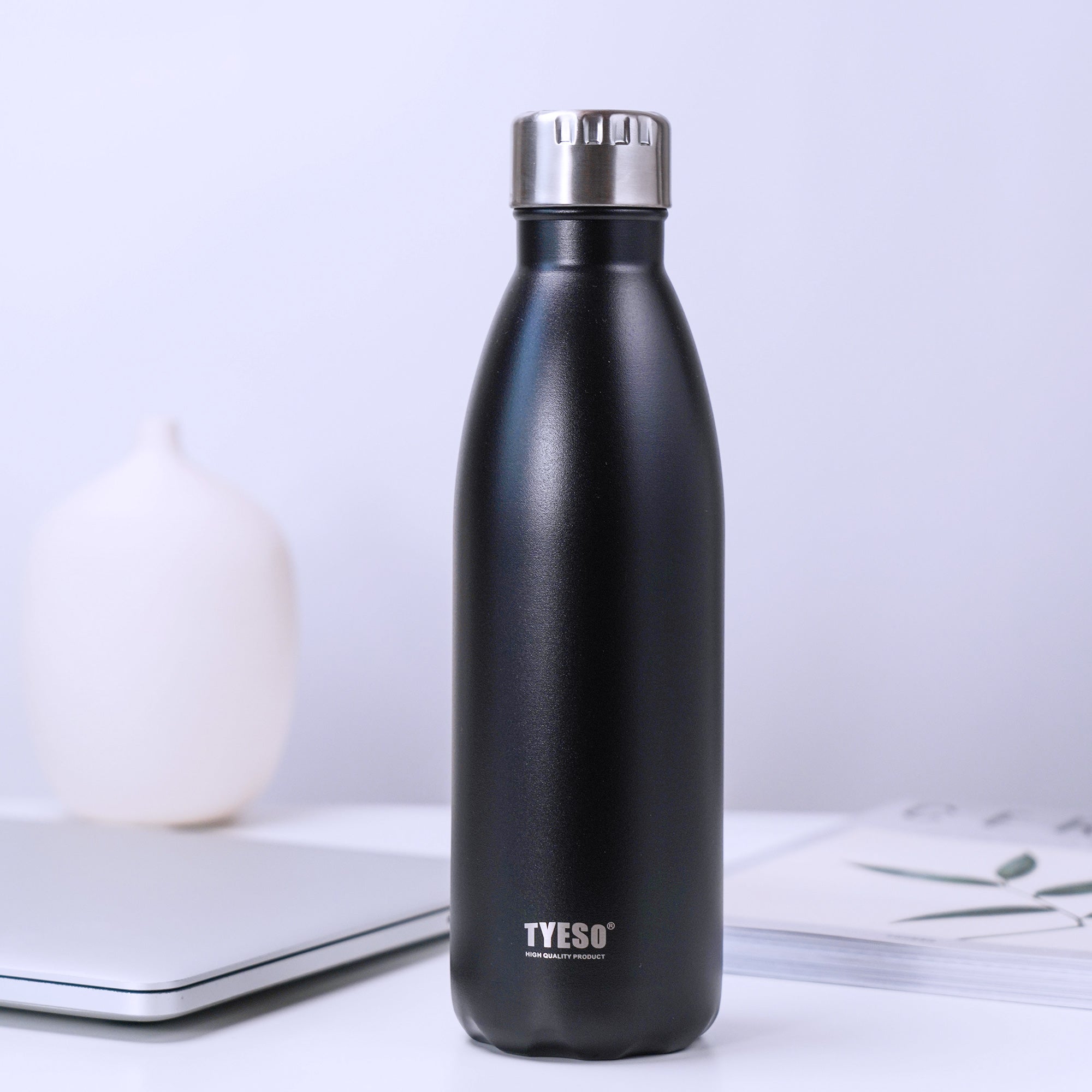 TYESO CAMEO Sports Bottle in Black, 20 oz – carry handle detail #color_black