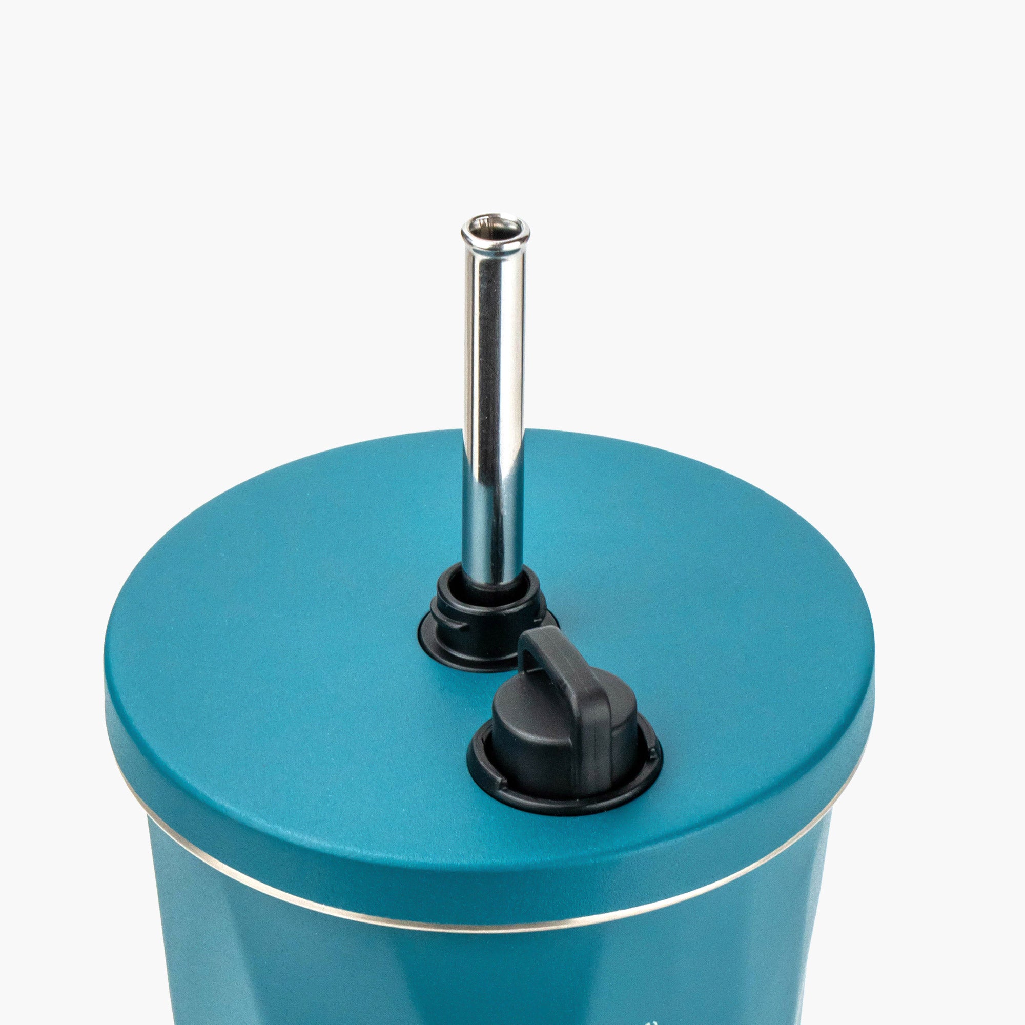 TYESO FLAIR Retractable Straw Tumbler in Solid Blue, 20 oz – lid detail #color_solid blue