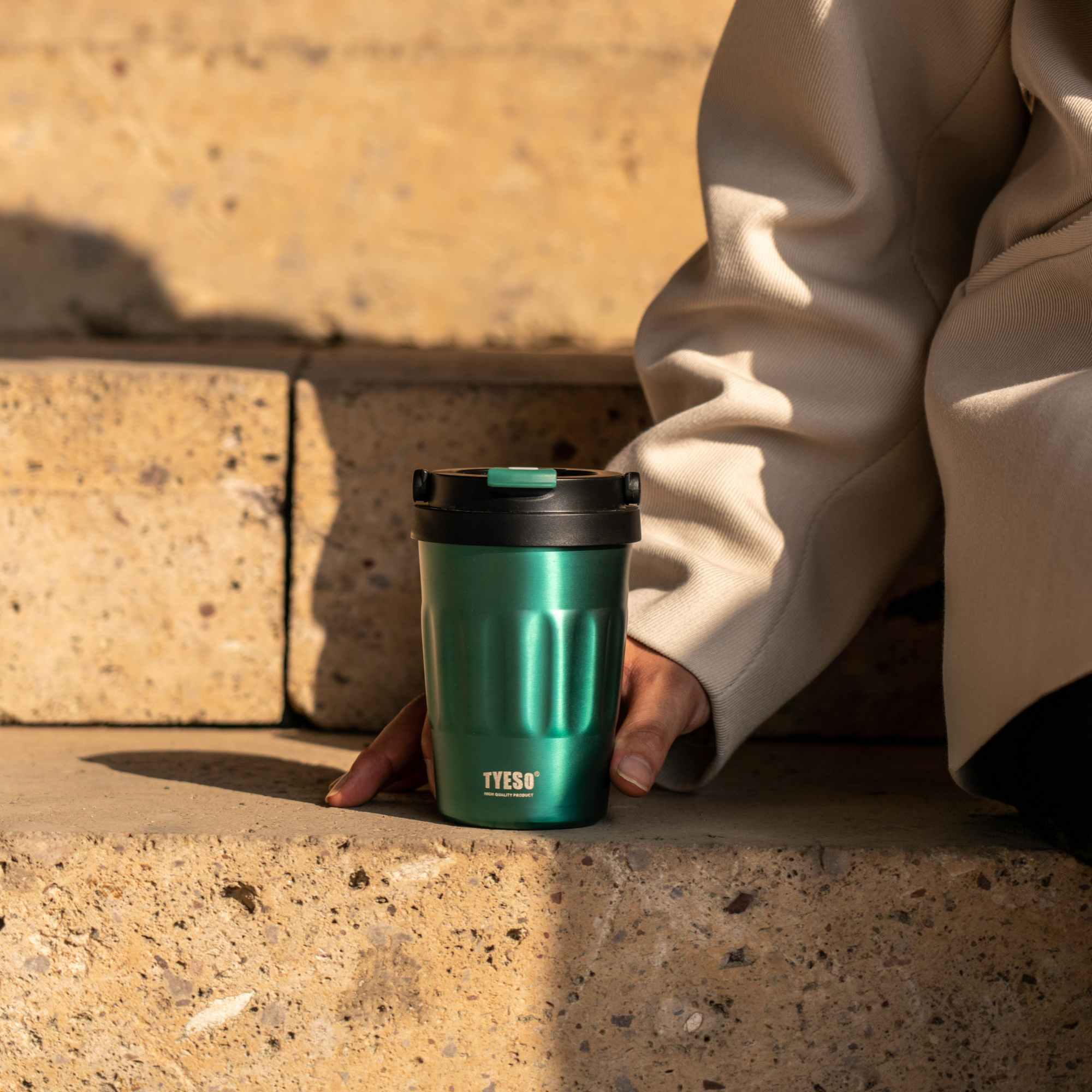 TYESO ONYX Flip Lid Tumbler in Green, 14 oz #color_green