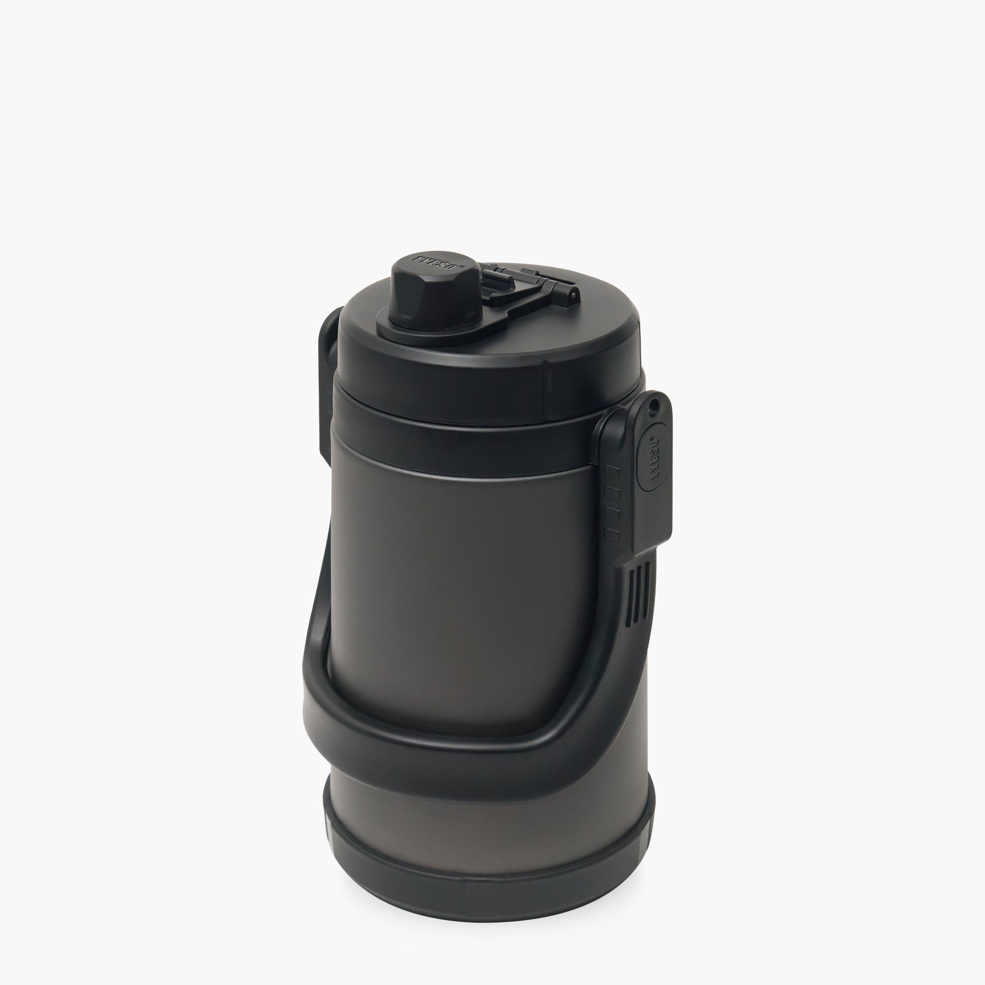 TYESO STOCK 2000 ml carbon black sports bottle three-quarter view #color_black