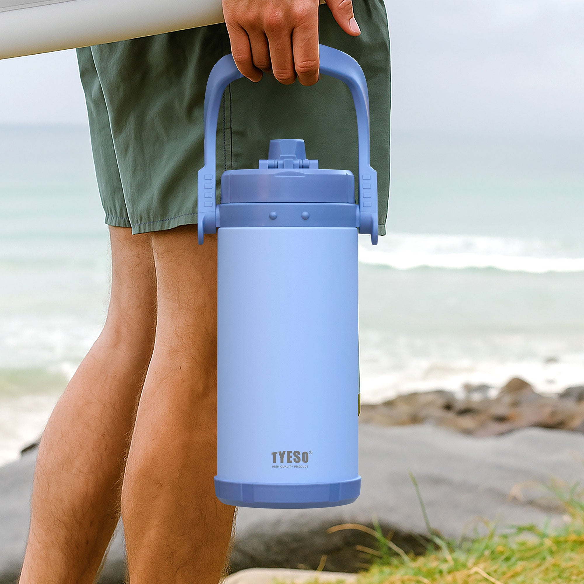 TYESO STOCK blue sports bottle with foldable handle by the beach #color_blue
