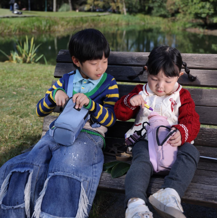 Stainless steel insulated water bottle for kids with protective pouch