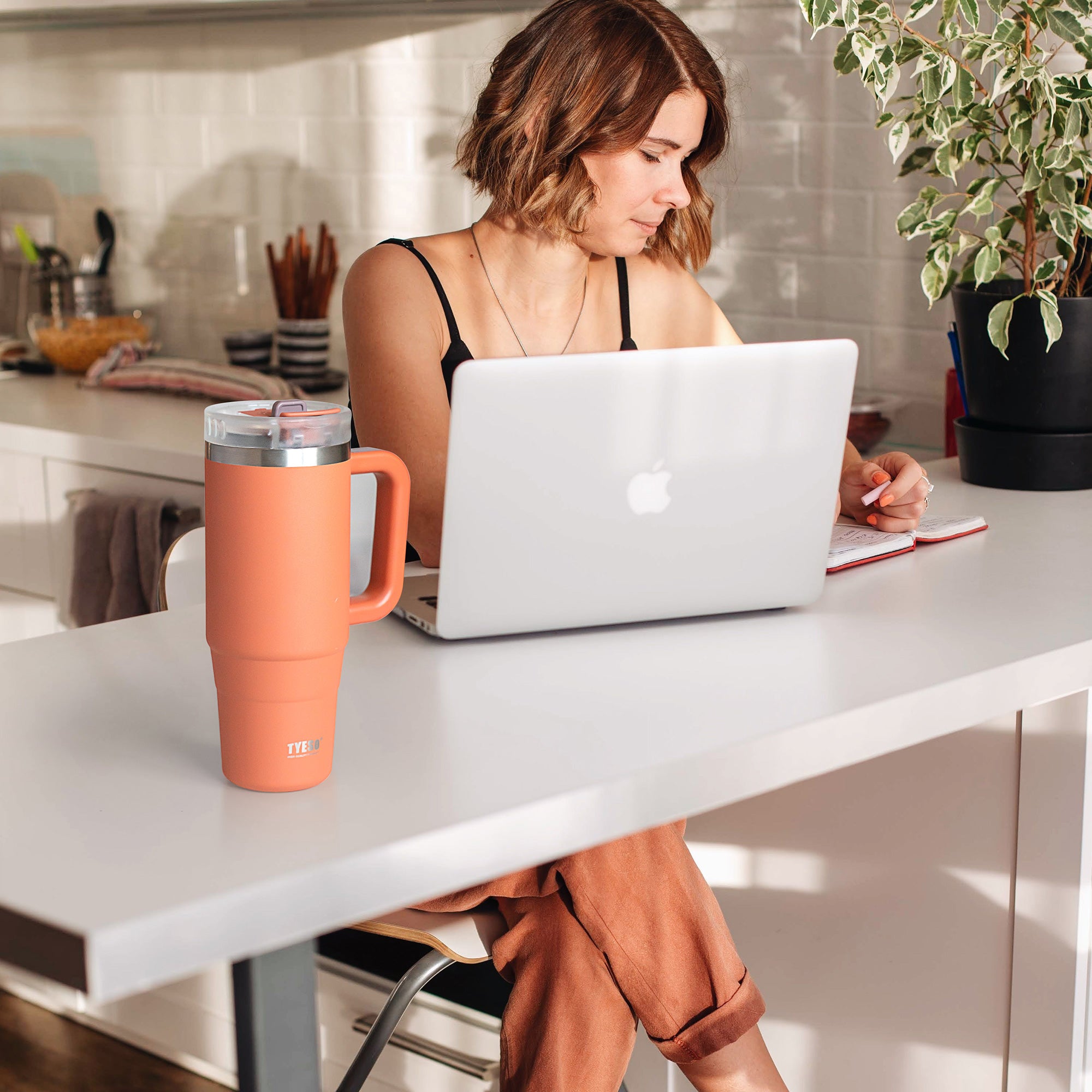 TYESO_AURA Vacuum Insulated Tumbler 32_Orange_30OZ work place