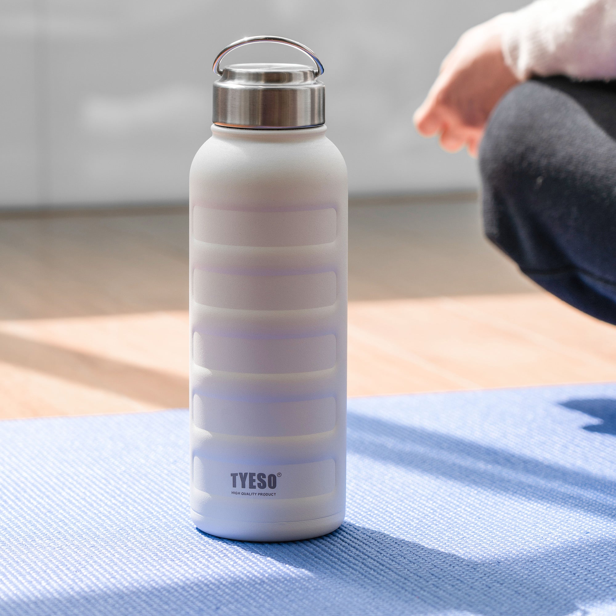 TYESO_Ascent Portable Sports Bottle with Handle_White_3