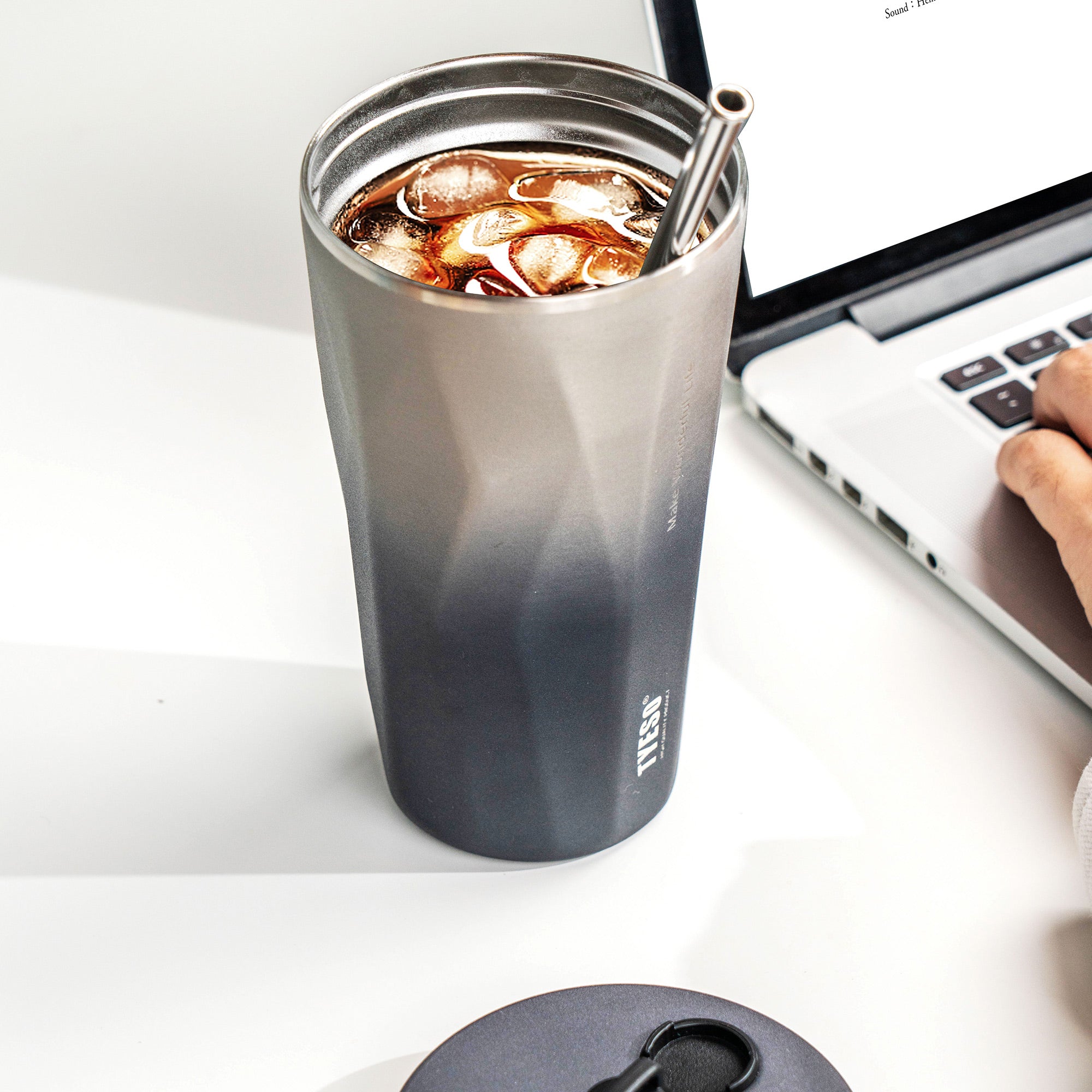 TYESO_FLAIR Tumbler with Lid and Retractable Straw_Sliver_20OZ with coffee