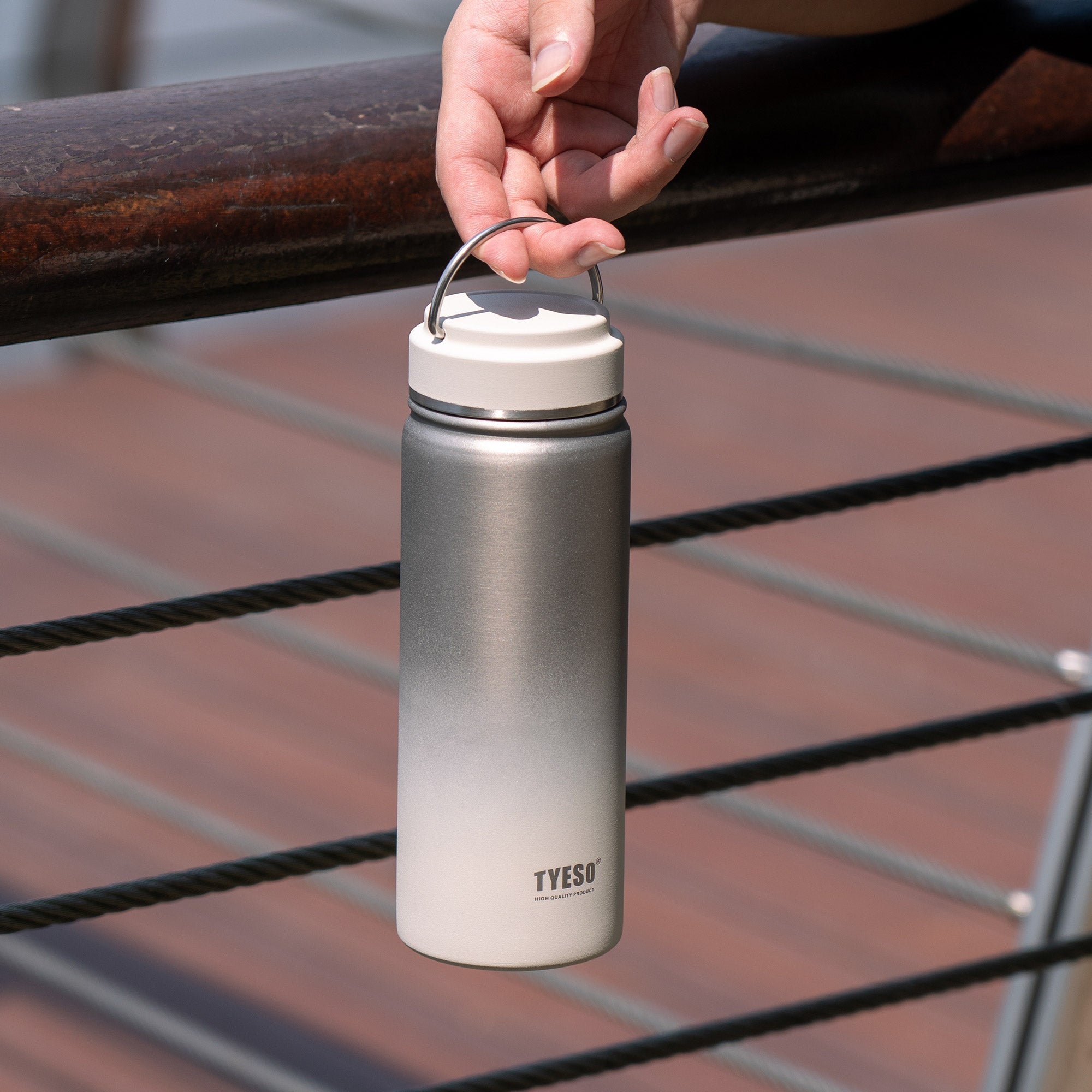 TYESO_Sports Bottle With Steel Handle #318_White_20oz handle detail