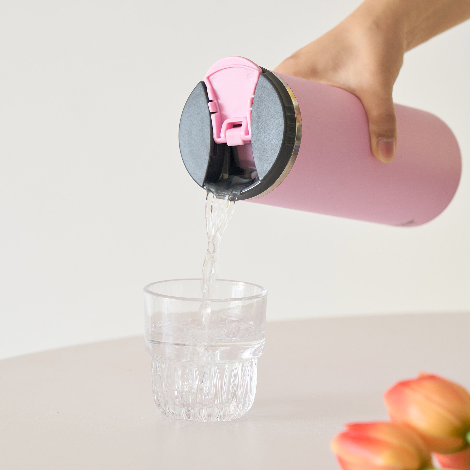 TYESO EON 2.0 Coffee Tumbler in Pink, 20 oz – lid detail #color_pink