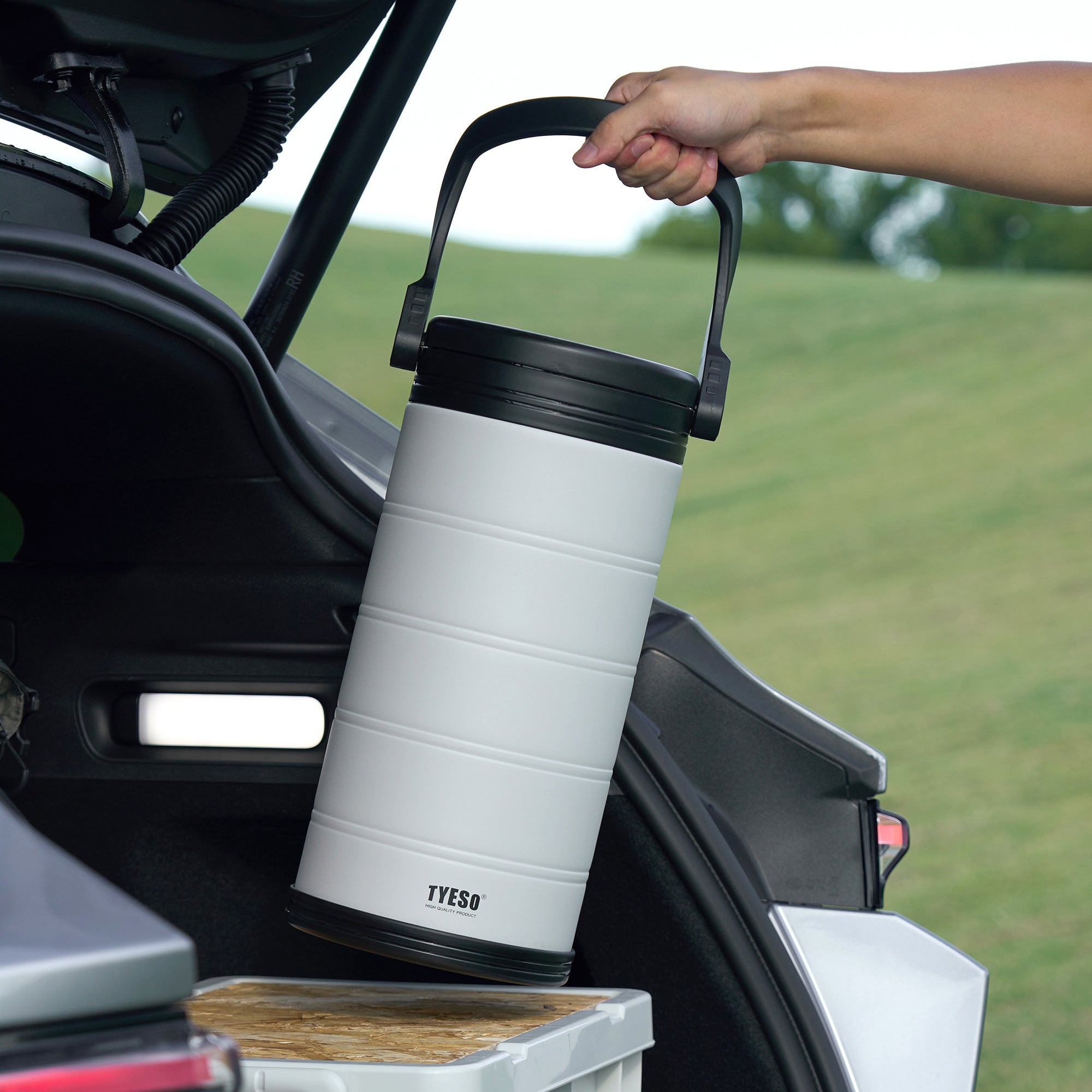 TYESO Large Capacity Vacuum Insulated Portable Cooler in White #color_white