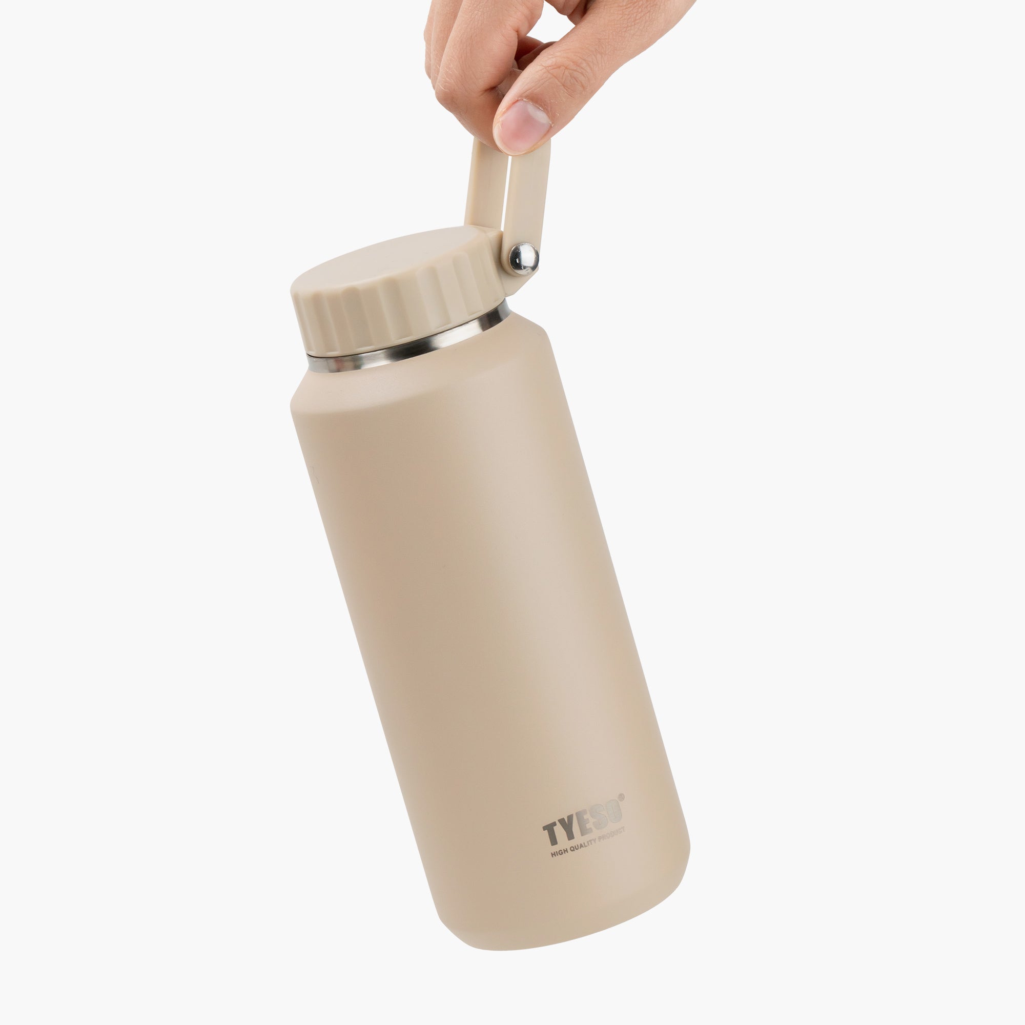 Mocha TYESO MESA sports water bottle being carried by its integrated handle #color_mocha