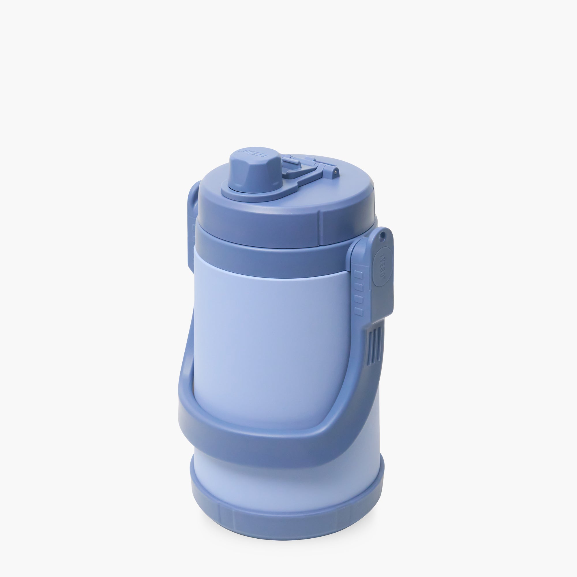 TYESO STOCK 2000 ml carbon black sports bottle three-quarter view #color_blue